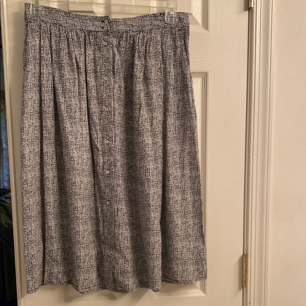 Simply Styled Elegant Black and White Skirt with pockets.